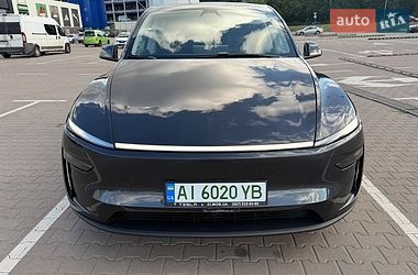 Tesla Model Y  2025