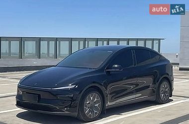 Tesla Model Y 2025