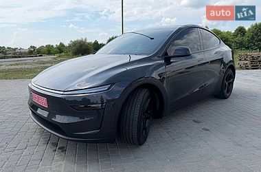 Tesla Model Y  2025
