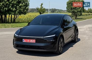 Tesla Model Y  2025