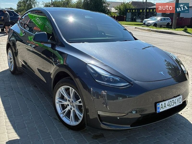 Tesla Model Y 2024