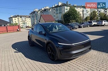 Tesla Model Y  2025