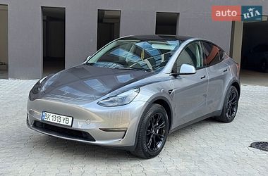 Tesla Model Y  2025