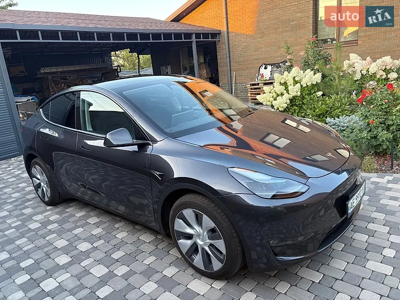 Tesla Model Y 2024