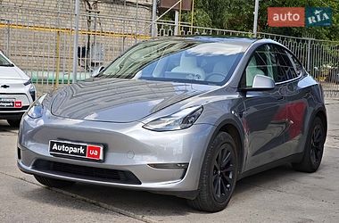 Tesla Model Y  2025