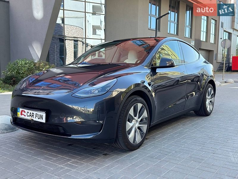 Tesla Model Y 2024