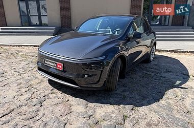 Tesla Model Y  2025