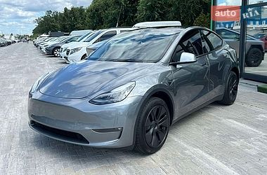 Tesla Model Y  2024