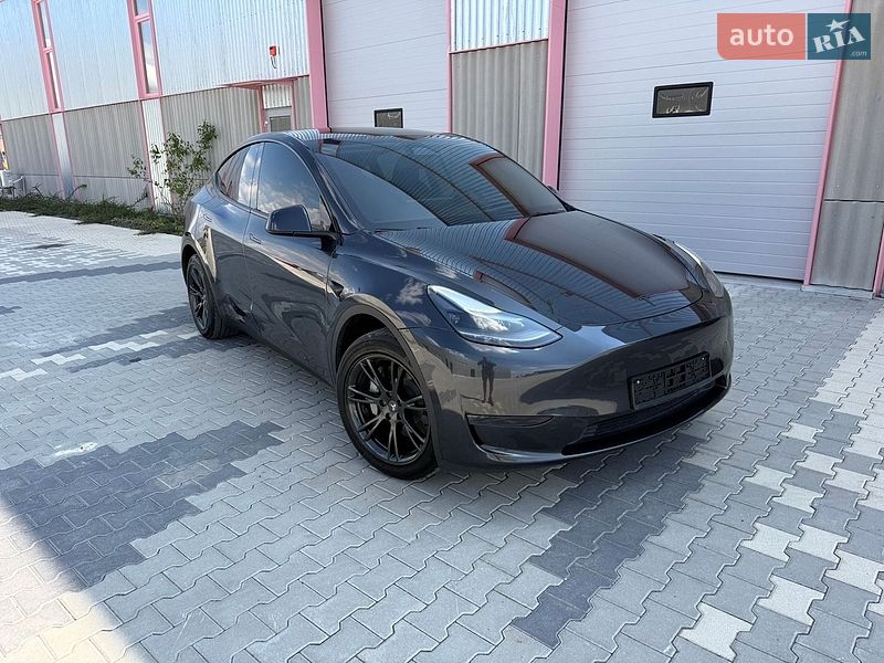 Tesla Model Y 2024