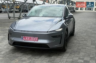 Tesla Model Y 2025