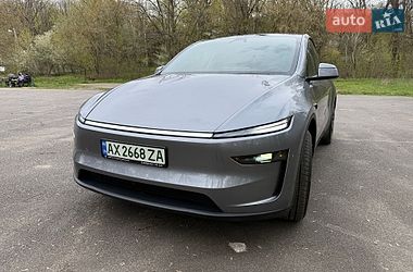 Tesla Model Y  2025