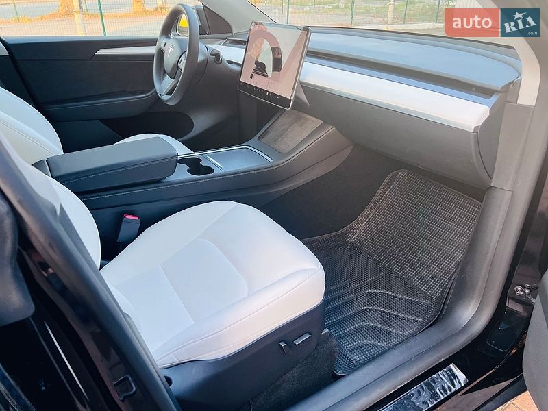 Внедорожник / Кроссовер Tesla Model Y 2024 в Киеве