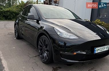Tesla Model Y  2024