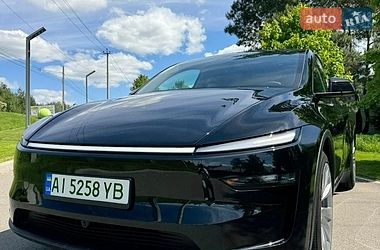 Tesla Model Y  2025