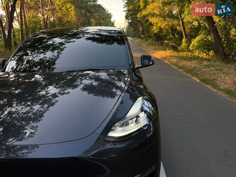 Tesla Model Y 2025