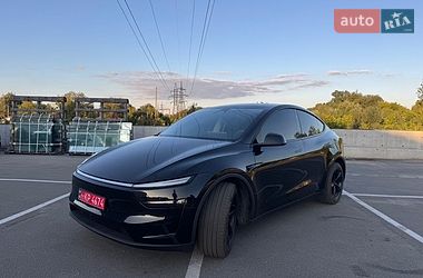 Tesla Model Y  2025
