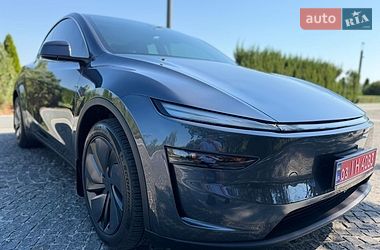 Tesla Model Y  2025