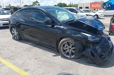 Tesla Model Y  2024