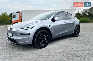 Tesla Model Y  2025