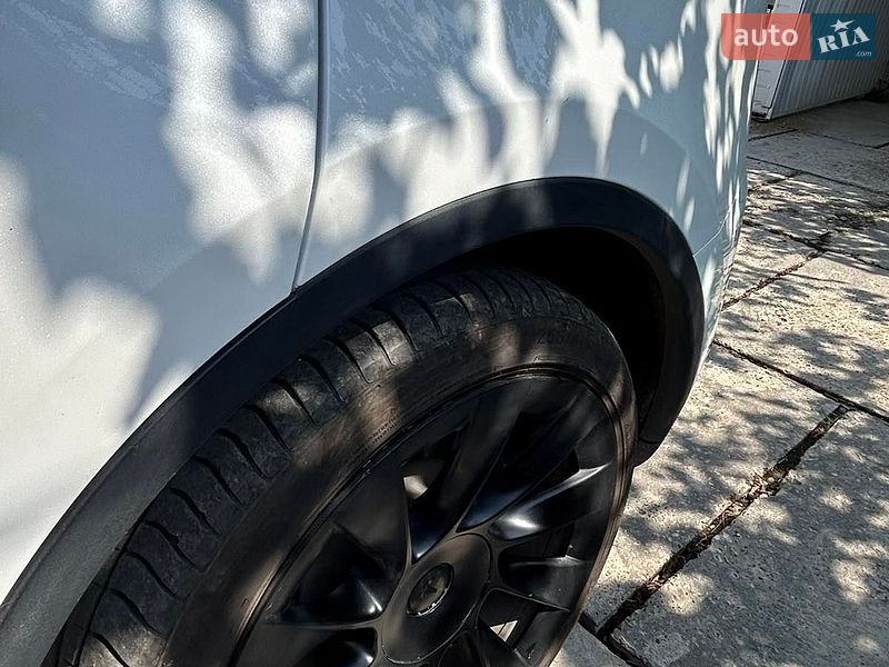 Внедорожник / Кроссовер Tesla Model Y 2021 в Черновцах