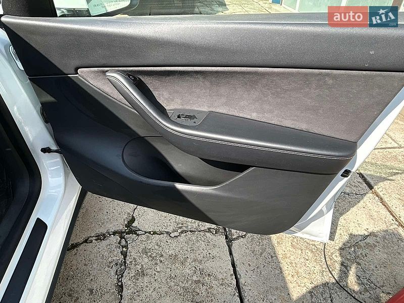 Внедорожник / Кроссовер Tesla Model Y 2021 в Черновцах