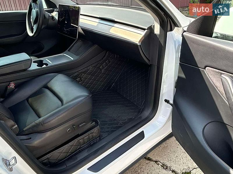 Внедорожник / Кроссовер Tesla Model Y 2021 в Черновцах