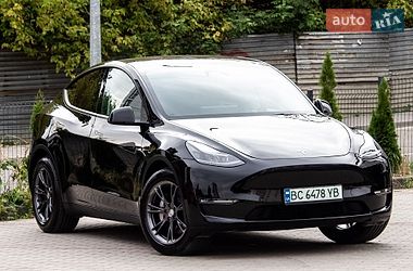 Tesla Model Y  2024