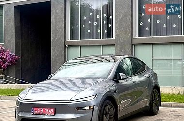 Tesla Model Y 2025