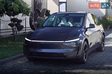 Tesla Model Y  2025
