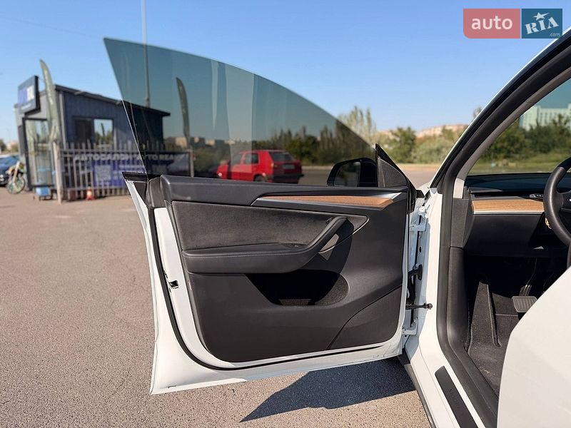 Позашляховик / Кросовер Tesla Model Y 2023 в Кривому Розі