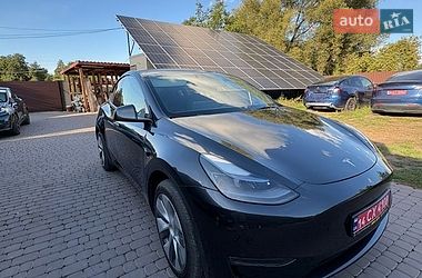 Tesla Model Y  2024