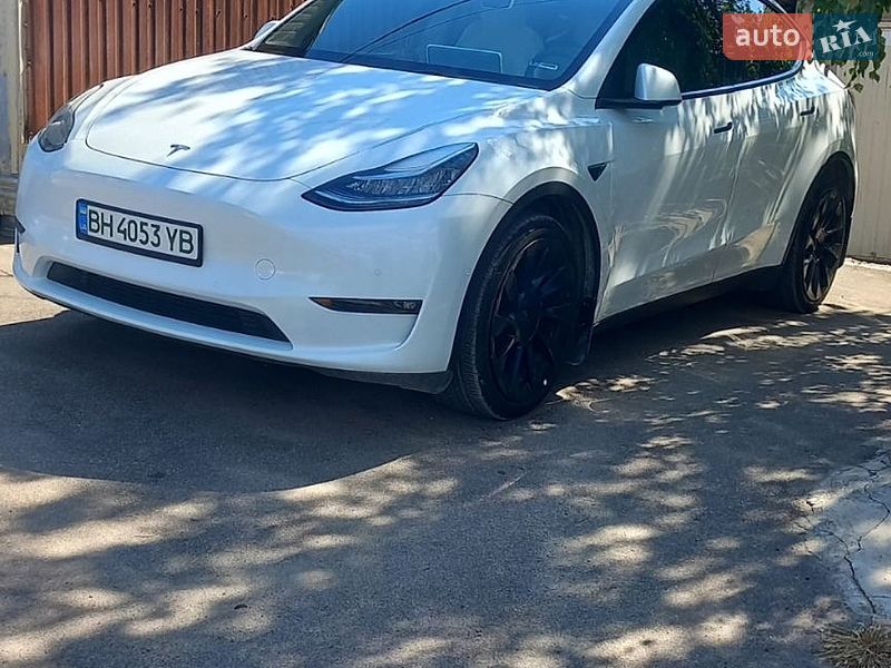 Седан Tesla Model Y