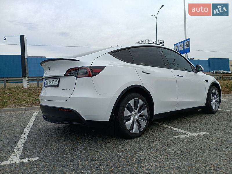 Tesla Model Y 2024