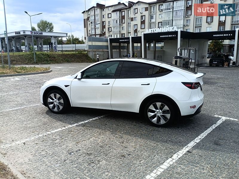 Tesla Model Y 2024