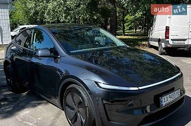 Tesla Model Y  2025
