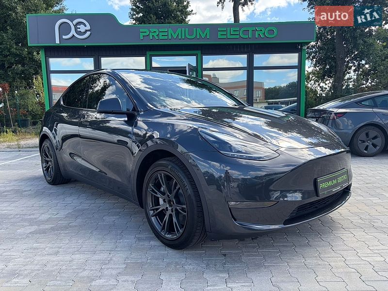 Tesla Model Y 2025