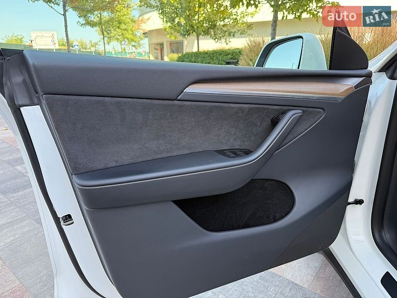 Позашляховик / Кросовер Tesla Model Y 2023 в Києві
