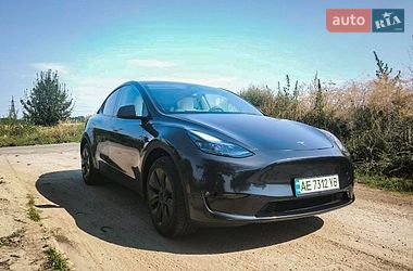 Tesla Model Y  2024