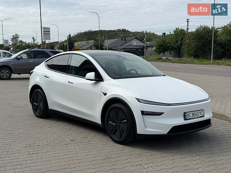 Tesla Model Y 2025