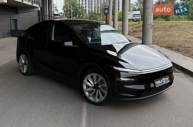 Tesla Model Y  2025