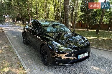 Tesla Model Y 2024