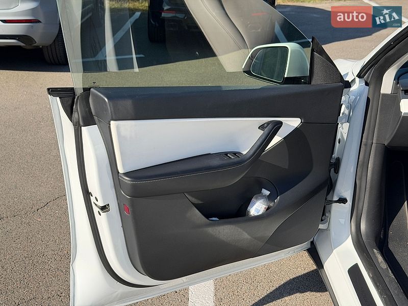 Внедорожник / Кроссовер Tesla Model Y 2021 в Киеве