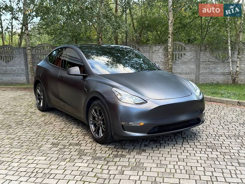 Tesla Model Y 2024