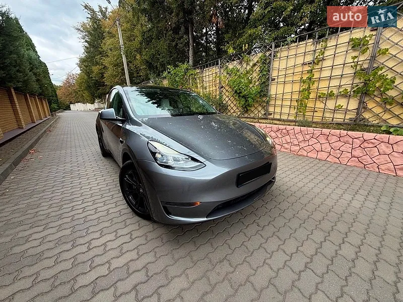Tesla Model Y 2024