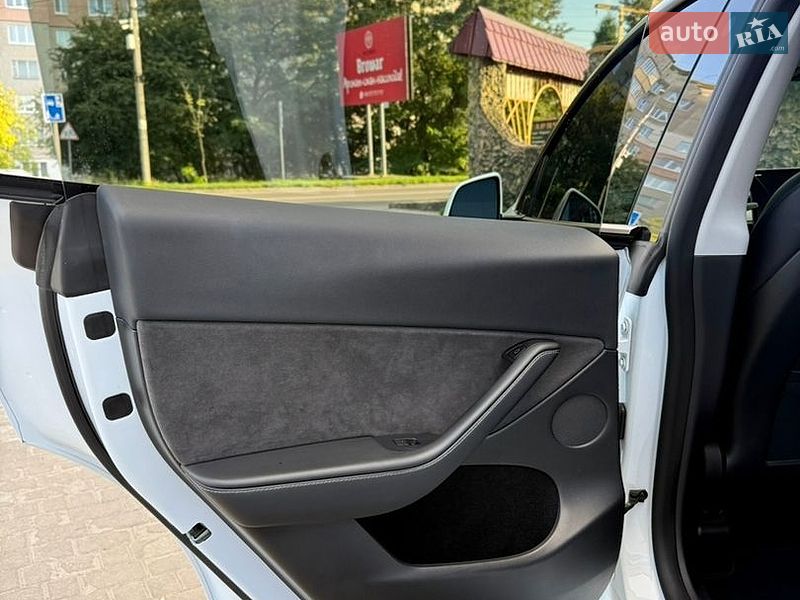 Внедорожник / Кроссовер Tesla Model Y 2022 в Ровно