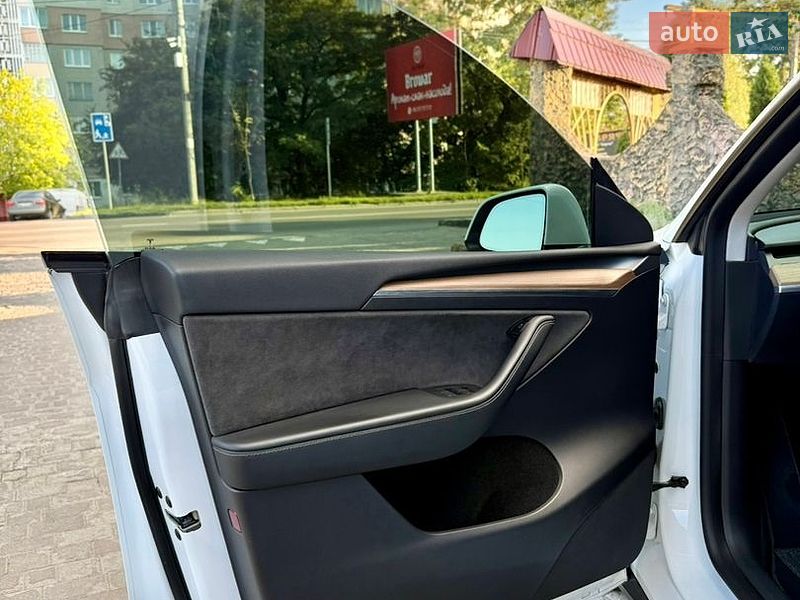Внедорожник / Кроссовер Tesla Model Y 2022 в Ровно
