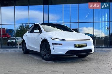 Tesla Model Y  2025