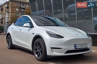 Tesla Model Y  2025