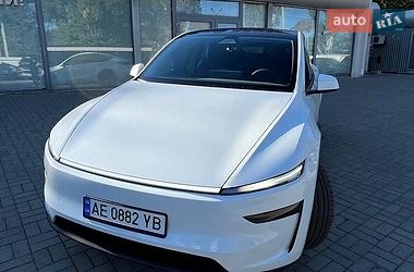 Tesla Model Y  2025