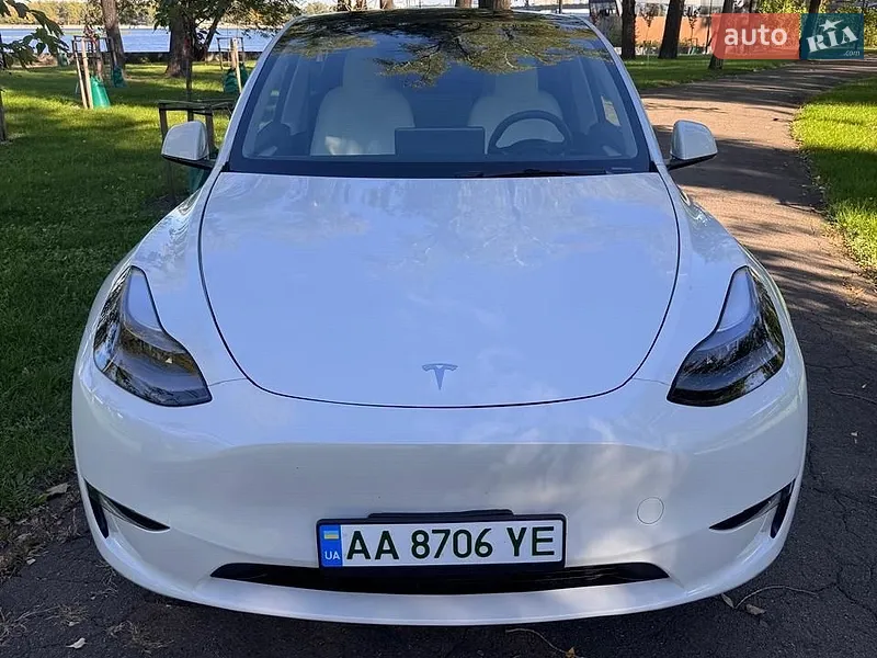 Tesla Model Y 2024